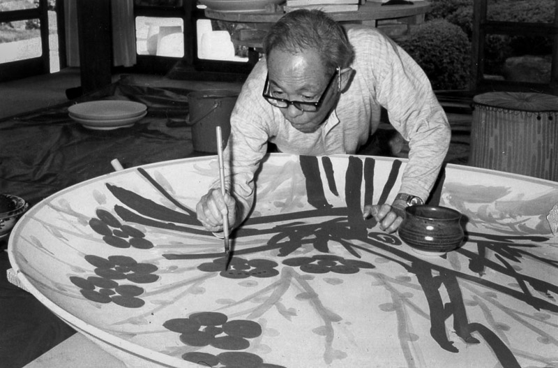 Kondo Yuzo, painting on a platter Plum Blossoms