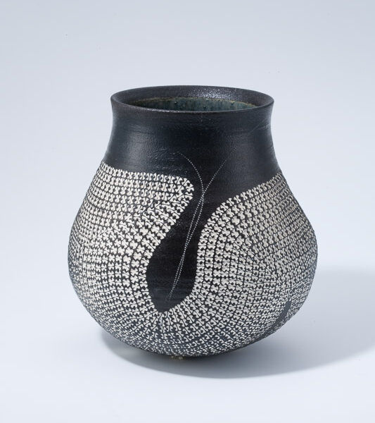 Kondo Yutaka, Black vase with white dotted pattern